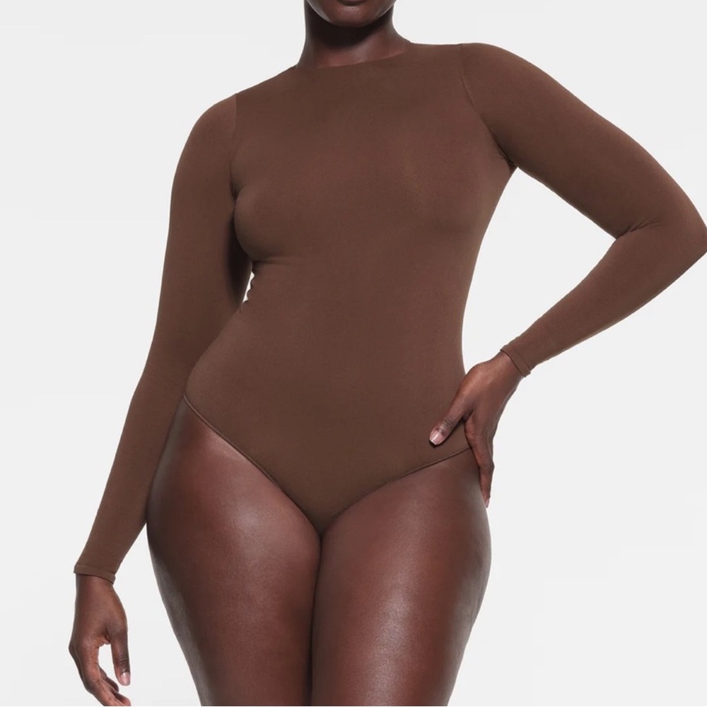 NWT Skims Essential Long Sleeve Scoop Neck Bodysuit Cocoa Size S/M DISCONTINUED